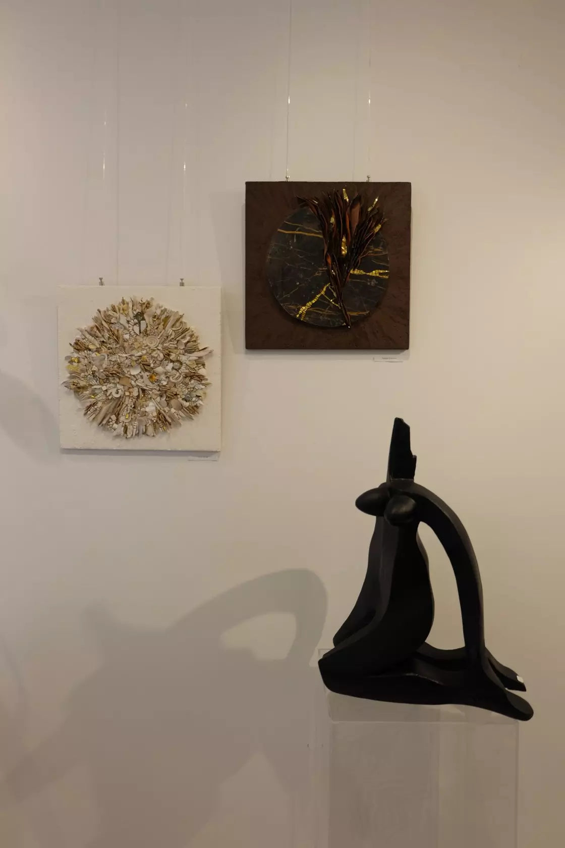 „Mořský poklad“ — nástěnná rozeta z mozaiky z mušlí a porcelánu