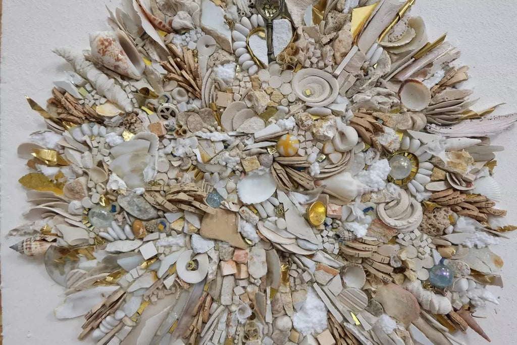 „Mořský poklad“ — nástěnná rozeta z mozaiky z mušlí a porcelánu