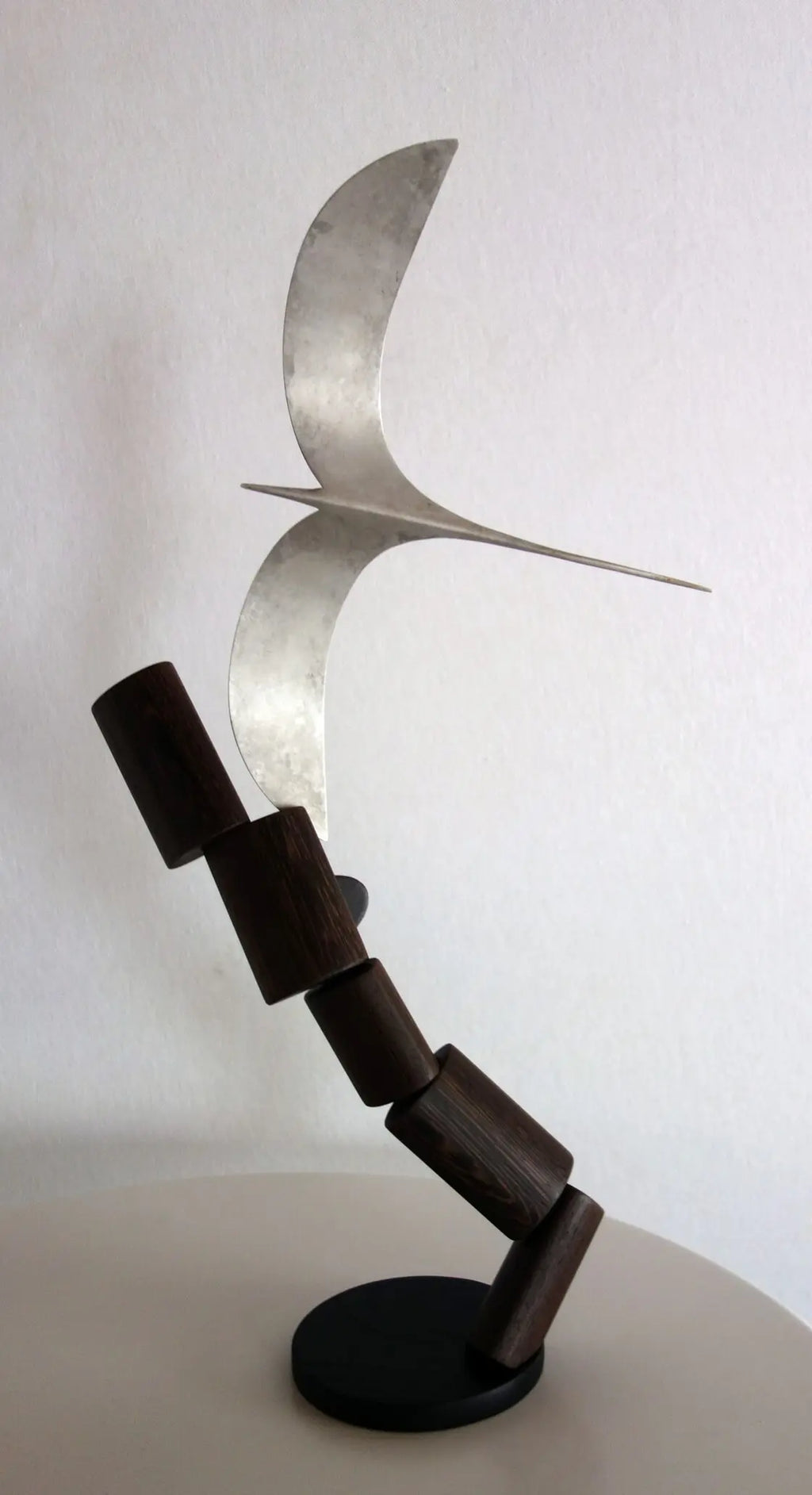 „Vzestup“ – Dřevěná a kovová socha na kulatém podstavci