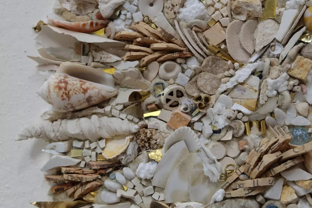 „Mořský poklad“ — nástěnná rozeta z mozaiky z mušlí a porcelánu