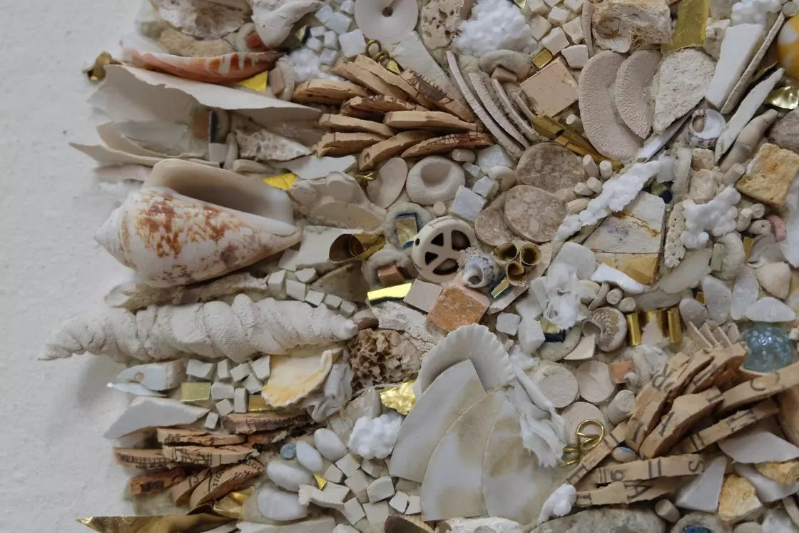 „Mořský poklad“ — nástěnná rozeta z mozaiky z mušlí a porcelánu